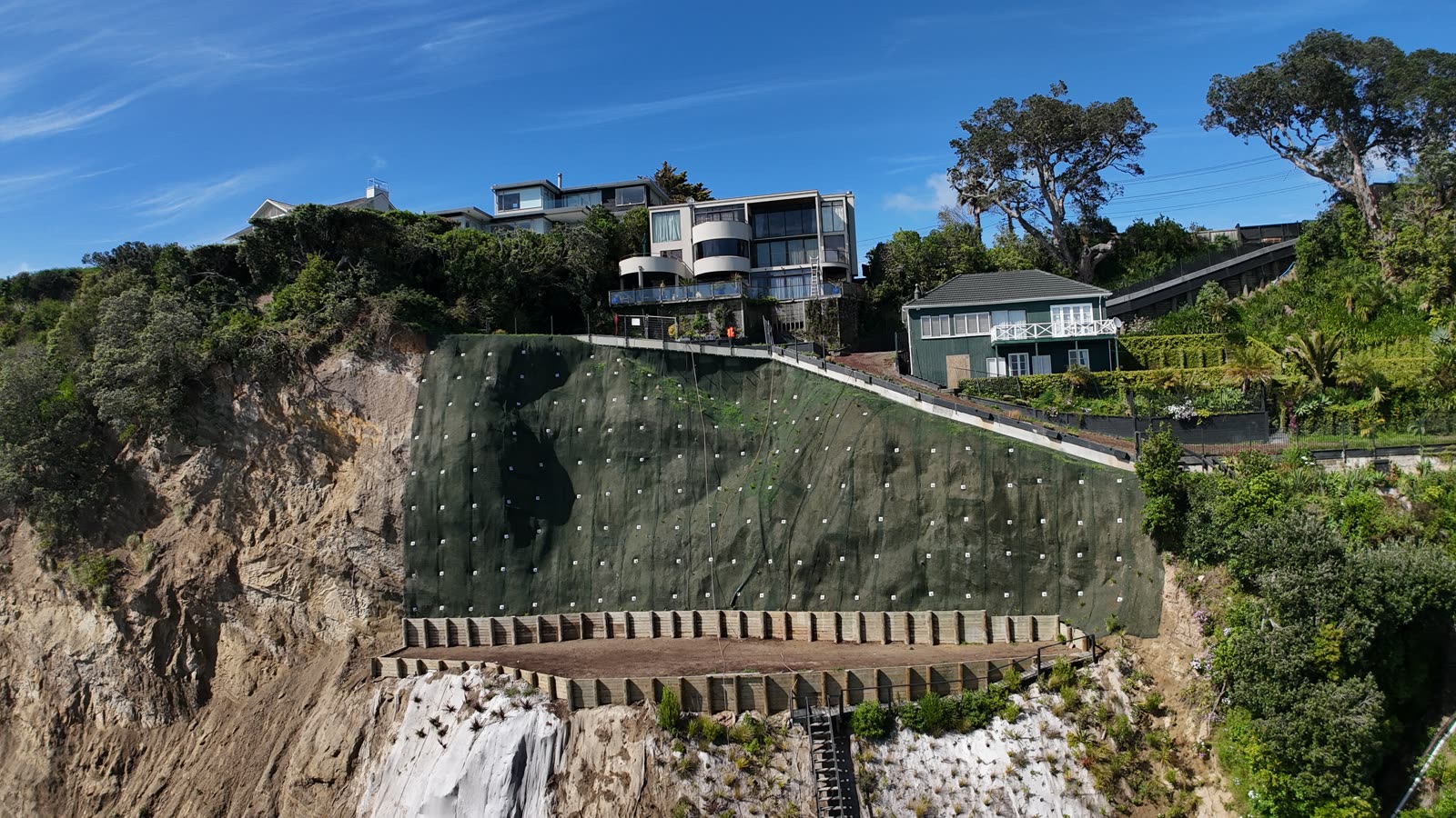 Completed mesh across the stabilised foreshore slope above the palisade wall at Riddell Road